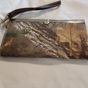 Fashion Wallet/Wristlet Cameo  Design Clasp Snap Divided Excellent Condition